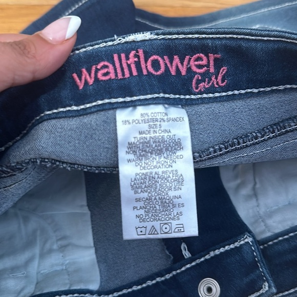 Girls shorts size 5 - Picture 3 of 3